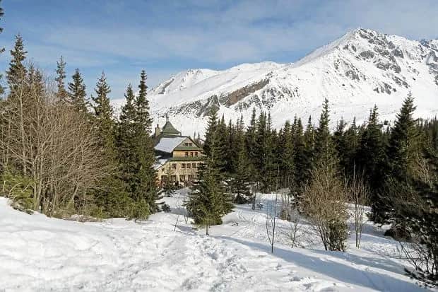 Ile kosztuje nocleg w schronisku? Ceny, sezonowość i dodatkowe opłaty