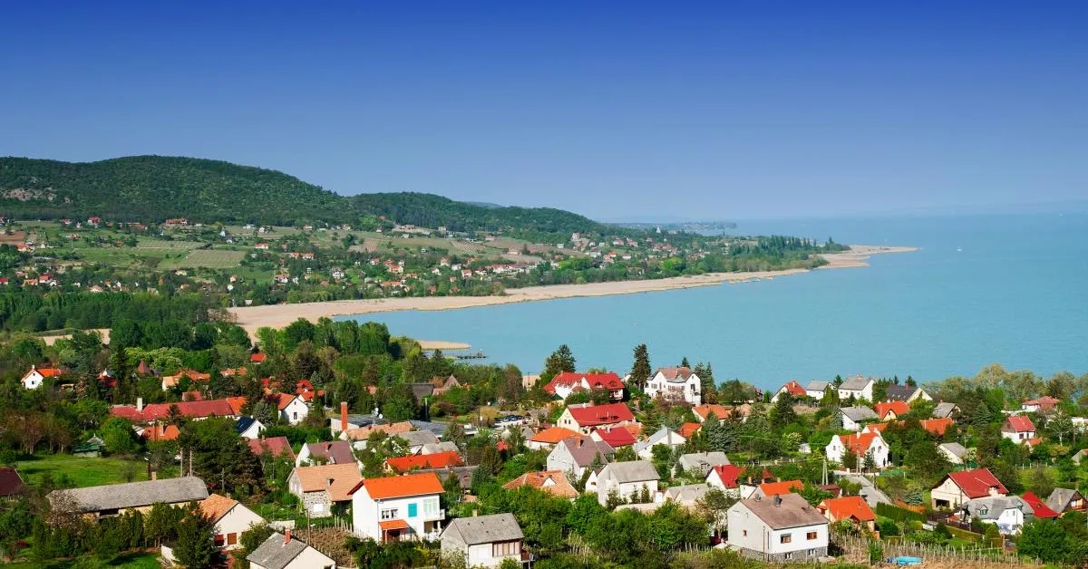 Ile kosztuje nocleg nad Balatonem? Ceny, opinie i najlepsze opcje.
