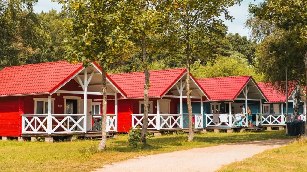 Gdzie nocleg w Łebie? Najlepsze miejsca, ceny i porady na sezon.