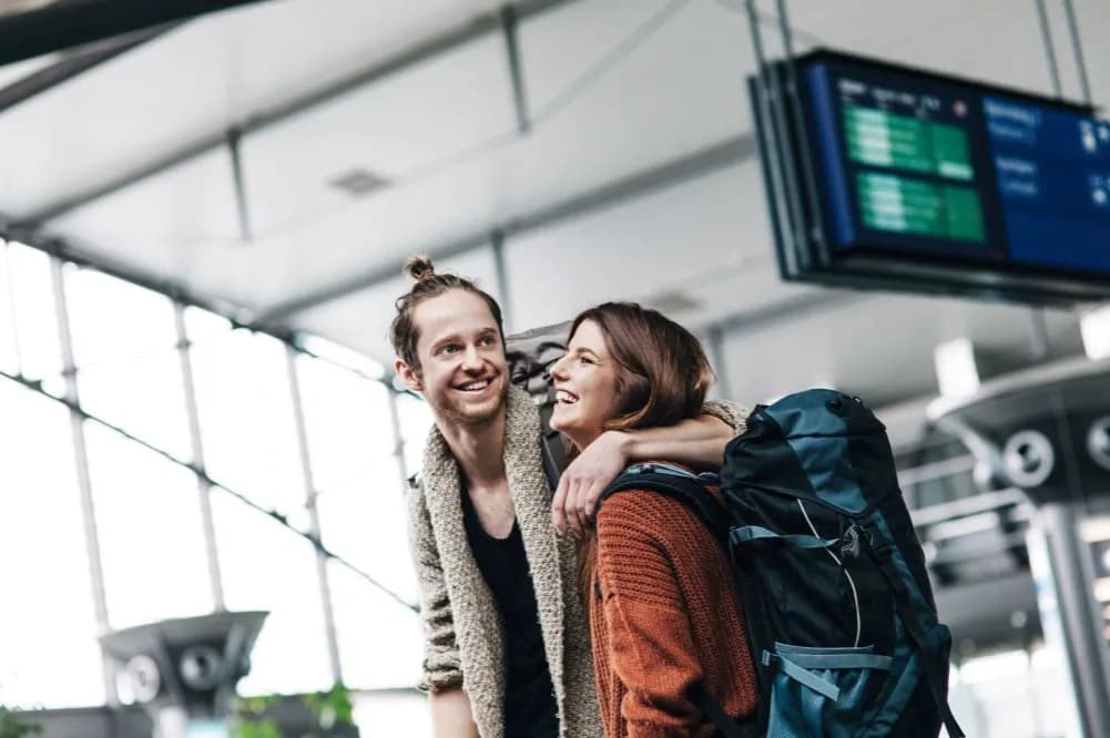 Ile przed lotem na lotnisku? Uniknij stresu i spóźnienia